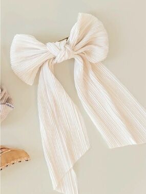 Chelsea King x Jillian Harris Plisse Ivory Hair Bow
